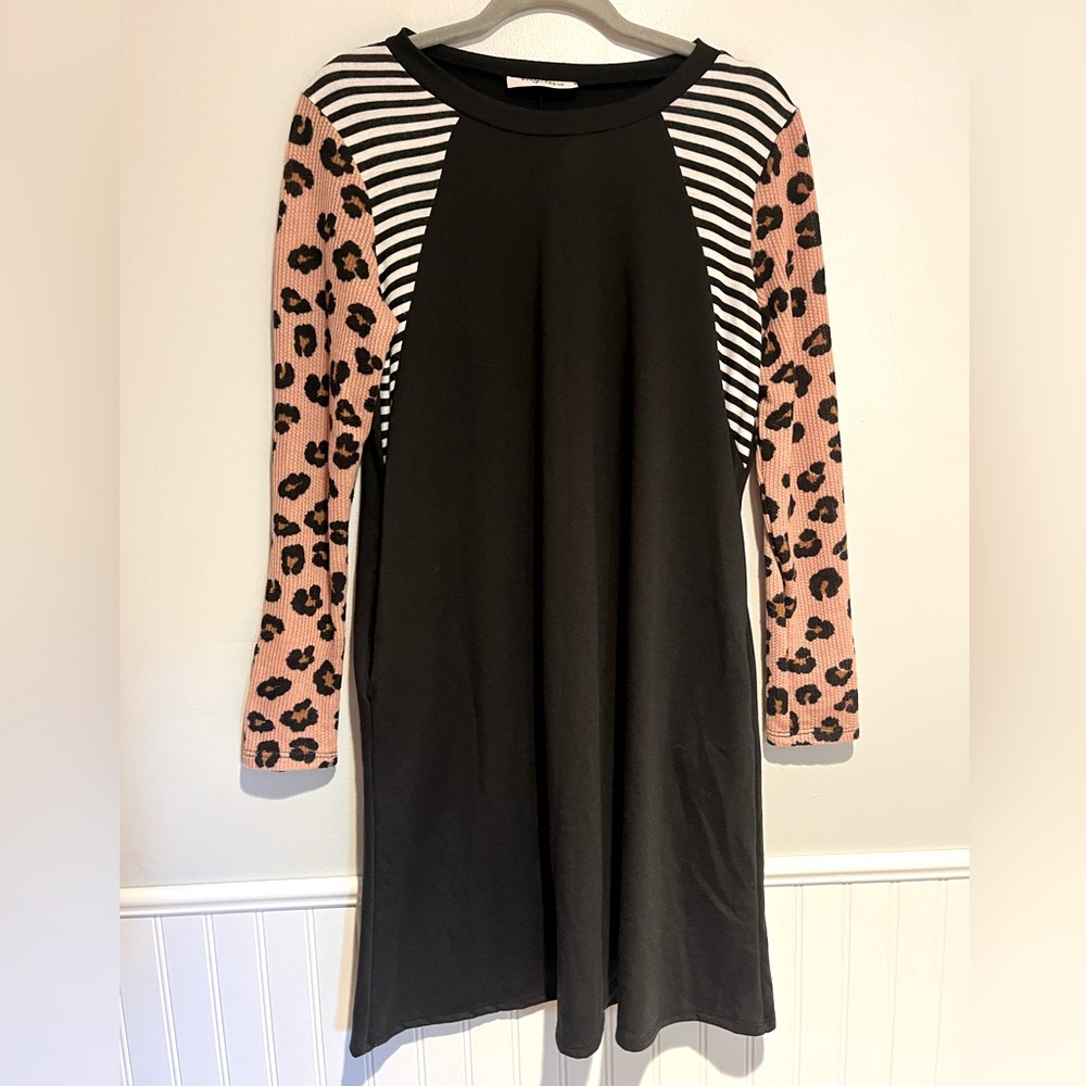 Haptics by Holly Harper Long Sleeve Animal Print Midi Dress Boutique Size Small